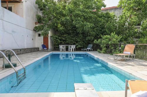 una pequeña piscina con azulejos azules en un edificio en Hotel Aggeliki, en Skopelos Town