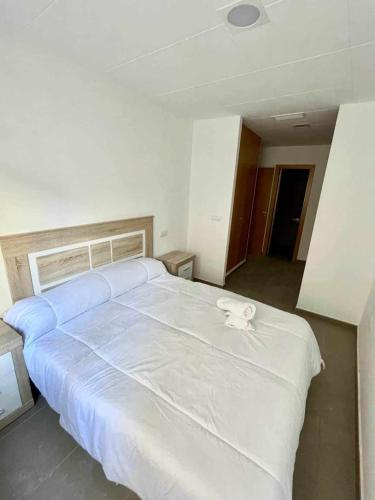 1 dormitorio con 1 cama blanca grande en una habitación en Apto Los Molinos Sotano A REF 049, en Lucena del Cid