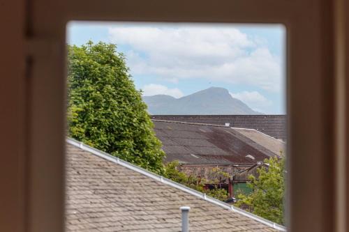 Aussicht aus einem Dachfenster in der Unterkunft Ocean Way Apartment in Leith in Edinburgh