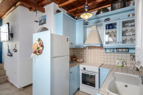 A kitchen or kitchenette at Naxos Pantheon House Panoramic View