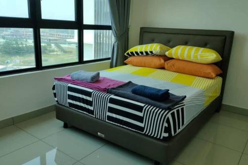 A bed or beds in a room at Conezion 3-bedroom condo @ IOI City Mall Putrajaya
