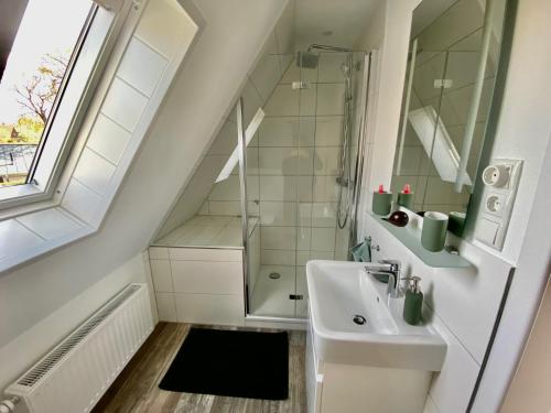 bagno con lavandino e specchio di AMW6a Ferienwohnung Ankerherz a Timmendorfer Strand