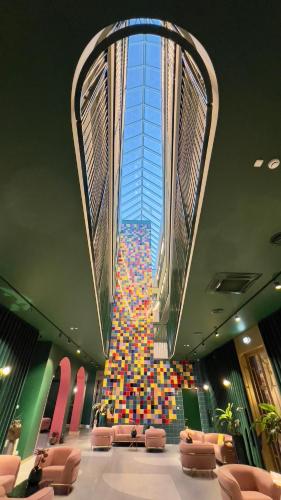 Edificio grande con escalera y ventana grande en Ego SPA - Adults Only, en Birštonas