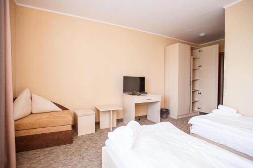 Postel nebo postele na pokoji v ubytování Skilandhouse Yablunytsya