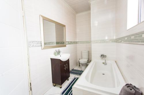 Ein Badezimmer in der Unterkunft The Hide on kilburn