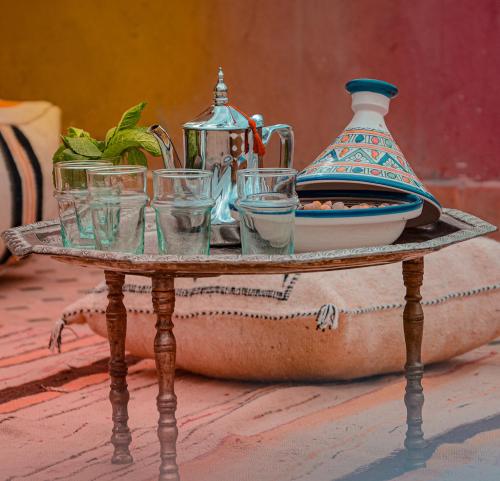 una bandeja con vasos y una tetera en una mesa en Villa Atlas Secret, en Ourika