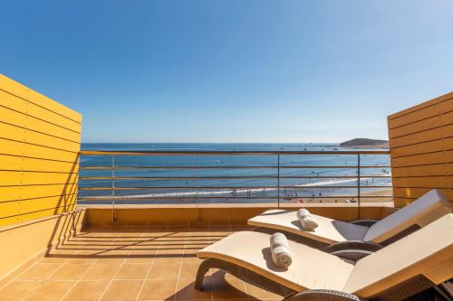 ein Balkon mit Blick auf das Meer in der Unterkunft MEDANO4YOU The Ocean House in El Médano