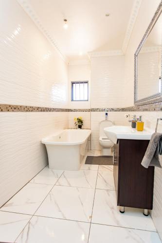 Ein Badezimmer in der Unterkunft The Hide on kilburn