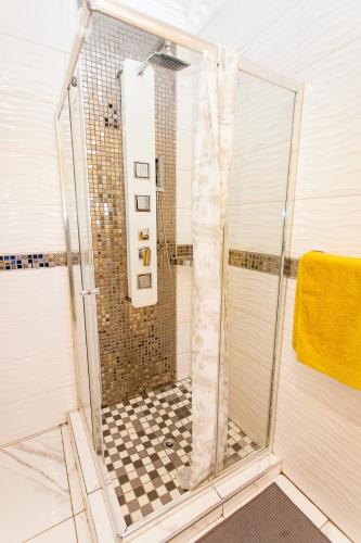 Ein Badezimmer in der Unterkunft The Hide on kilburn