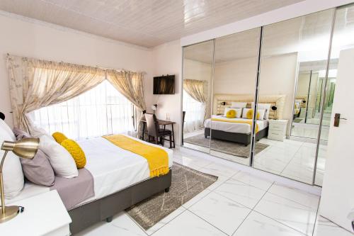 Ein Bett oder Betten in einem Zimmer der Unterkunft The Hide on kilburn