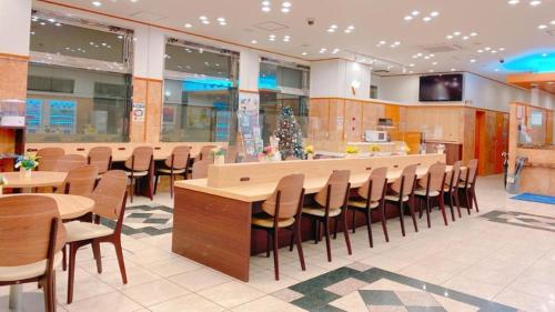 um restaurante com mesas e cadeiras e uma árvore de Natal em Toyoko Inn Hokkaido Sapporo-eki Minami-guchi em Sapporo