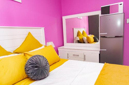 Ein Bett oder Betten in einem Zimmer der Unterkunft The Hide on kilburn
