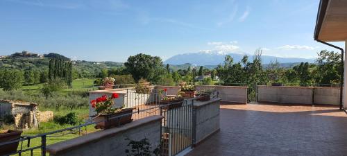 un balcone di una casa con montagne sullo sfondo di Casa Vacanze Cerreto 3 a Miglianico