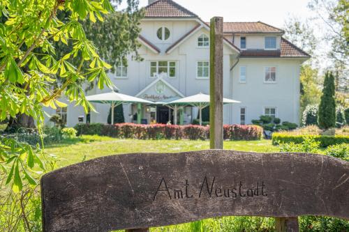Taman di luar Parkhotel Neustadt Garni