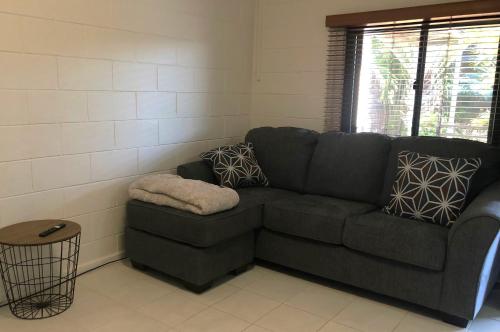 uma sala de estar com um sofá e uma janela em Hedland Accommodation em Port Hedland