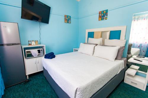 Ein Bett oder Betten in einem Zimmer der Unterkunft The Hide on kilburn