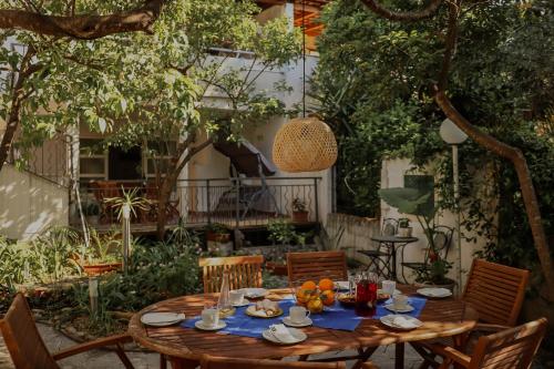 drewniany stół na środku ogrodu w obiekcie Apartmani Rafaela w Orebiciu