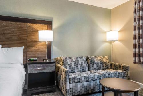 Ruang duduk di Clarion Inn Belle Vernon