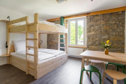 מיטה או מיטות קומותיים בחדר ב-La Ferme du Bonheur - Chez l'Gaby