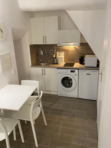 Η κουζίνα ή μικρή κουζίνα στο Renovated studio in the heart of the Old Town