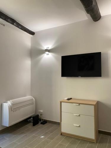 Μια τηλεόραση ή/και κέντρο ψυχαγωγίας στο Renovated studio in the heart of the Old Town