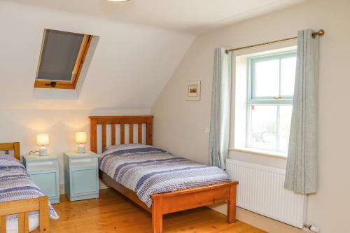 Un pat sau paturi într-o cameră la Cob Cottage