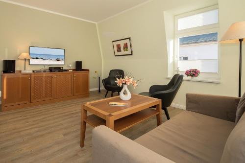 ein Wohnzimmer mit einer Couch und einem Tisch in der Unterkunft Villa Aegir Villa Aegir 122 in Heringsdorf