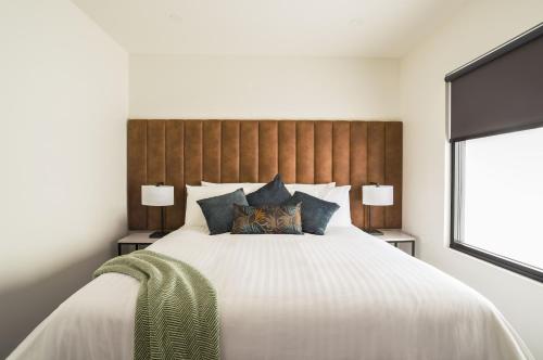 Berri Hotel في بري: غرفة نوم بسرير كبير مع اللوح الخشبي