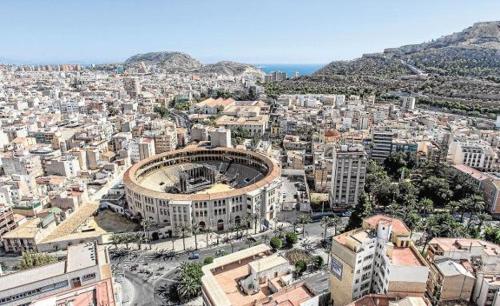 Nespecifikovaný výhled na destinaci Alicante nebo výhled na město při pohledu z apartmánu