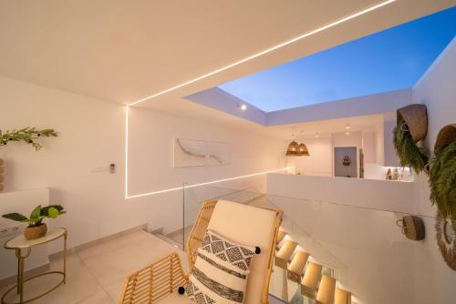 una camera con pareti bianche e lucernario di Casa Perseida a Tías