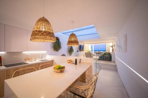 una cucina con un tavolo e sedie in una stanza di Casa Perseida a Tías