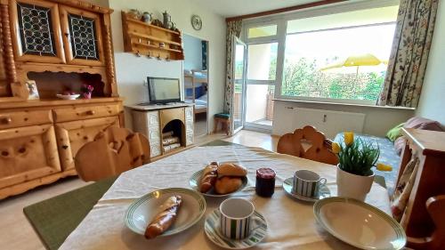 a dining room with a table with plates of food on it at ELISABETH Haus KMB Seeappartement am Ossiacher See mit direktem Seezugang, Hallenbad in Bodensdorf