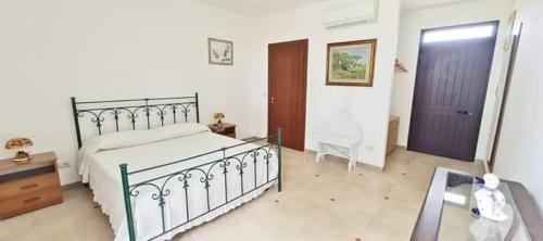 Schlafzimmer mit einem Bett, einer Kommode und einem Spiegel in der Unterkunft Twin Tails in Sant'Isidoro