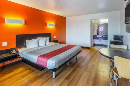 Μια τηλεόραση ή/και κέντρο ψυχαγωγίας στο Motel 6-Waxahachie, TX