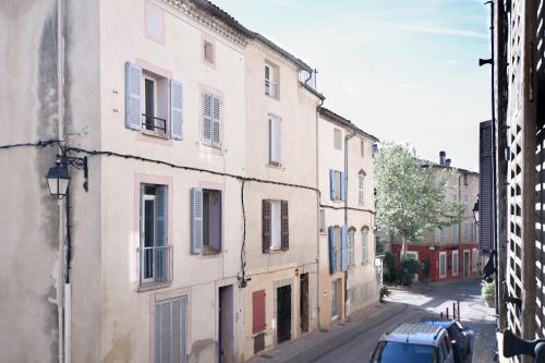 La Cachette du Comte في Montfort-sur-Argens: مبنى قديم ومصاعد زرقاء على شارع