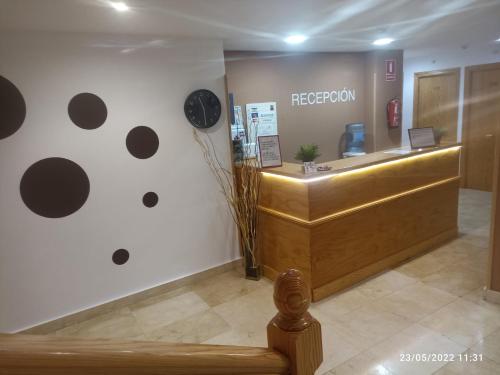 una zona de recepción de un hospital con recepción en H El ALAMO MADRID, en El Álamo