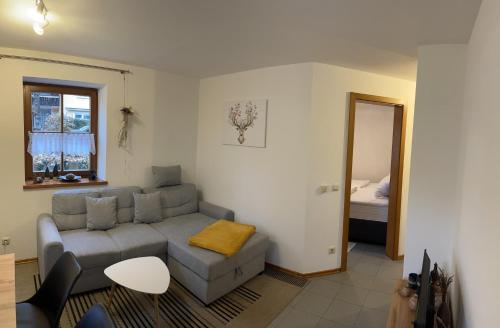 ein Wohnzimmer mit einem Sofa und einem Bett in der Unterkunft Ferienwohnung Hochfelln in Prien am Chiemsee