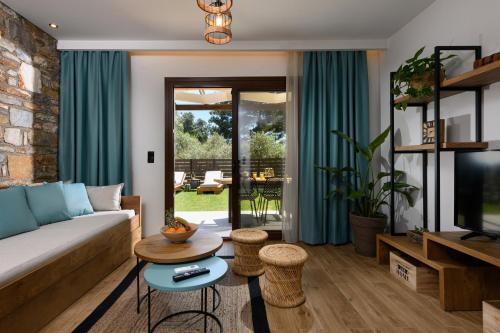 ein Wohnzimmer mit einem Sofa und einem TV in der Unterkunft La Terra Petra in Skala Rachoniou