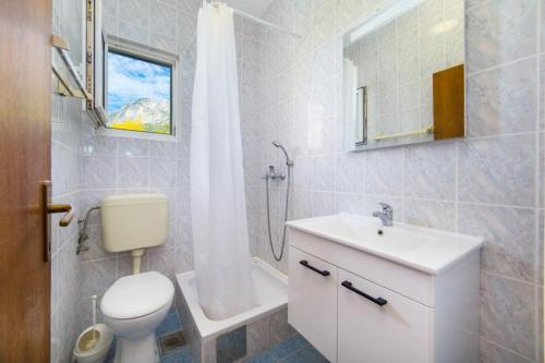 Ένα μπάνιο στο Apartments Slavena