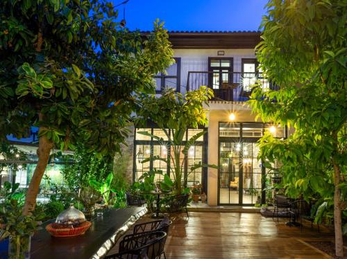 ein Innenhof eines Hauses mit Bäumen und Stühlen in der Unterkunft Casa Sur Antalya in Antalya