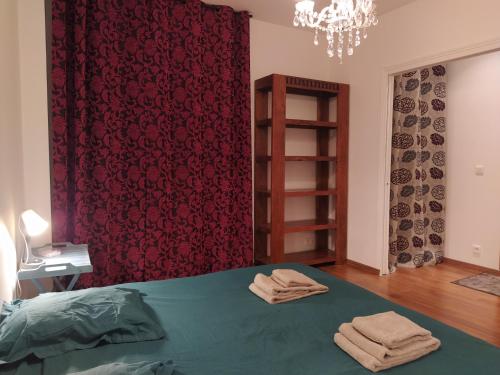 une chambre avec un lit avec deux serviettes dessus dans l'établissement Amatxi Etxea Au cœur du centre historique, à Bayonne