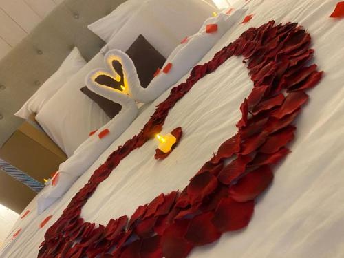 a cake with a swan on top of a bed at Domaine les 2 Mondes in Aydat