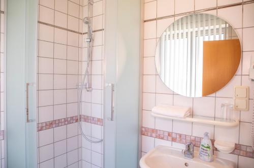a bathroom with a shower and a sink at Spectrum Kirche Exerzitien-und Bildungshaus auf Mariahilf in Passau