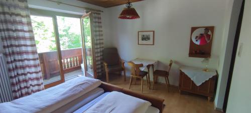 A bed or beds in a room at Gästehaus Moorbad Gmös