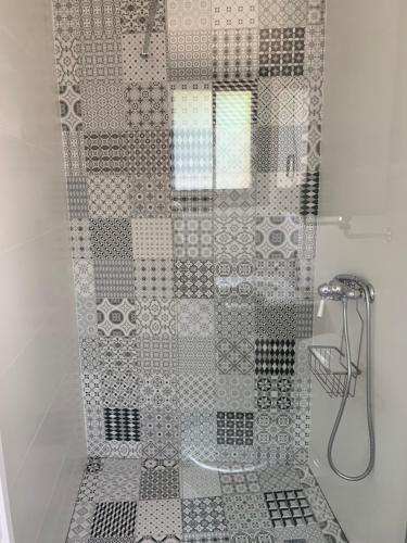 Bilik mandi di Les Chambres de L'ARESTEL