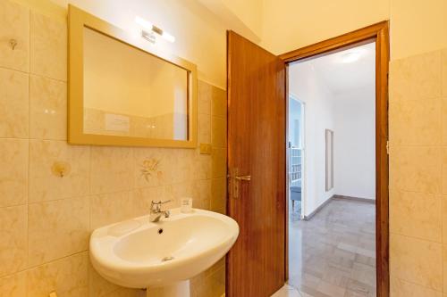 a bathroom with a sink and a mirror at Appartamento stupenda vista mare in Bergeggi