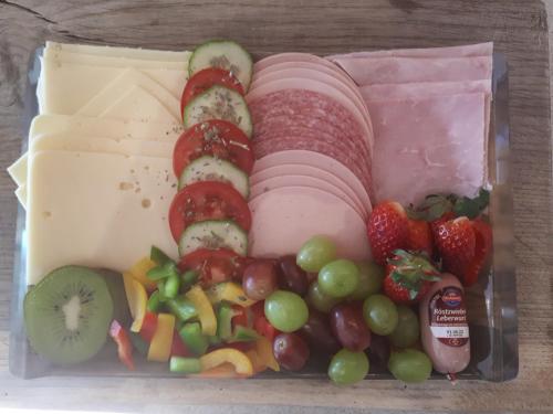 een plastic houder gevuld met verschillende soorten levensmiddelen bij Forsthof in Bergen