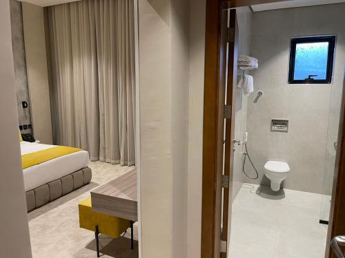 une chambre d'hôtel avec un lit et des toilettes dans l'établissement Voyage Residence فوياج ريسيدنس للشقق المخدومة, à Riyad