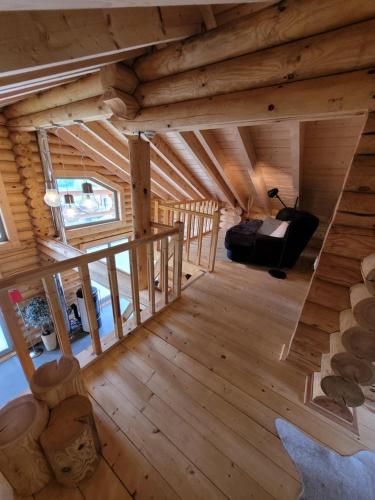 einen Blick über einen Raum in einem Blockhaus in der Unterkunft Blockhaus Waldsee 8 in Rieden