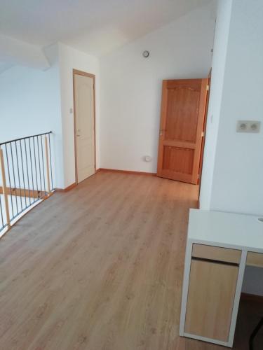 an empty room with white walls and a wooden floor at Florennes Gîte neuf 150 M2 devant un grand lac privé de 2 hectares poissonneux au milieu des bois in Florennes